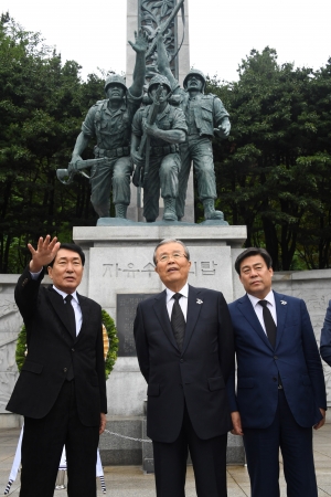 인천상륙작전기념관 찾은 김종인