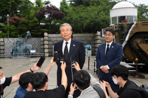 인천상륙작전기념관 찾은 김종인