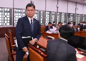 회의 중 급히 이동하는 김연철 통일부 장관