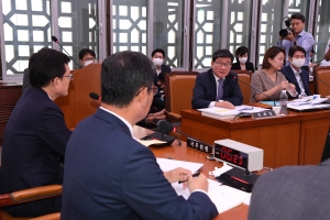 회의 중 급히 이동하는 김연철 통일부 장관