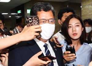 회의 중 급히 이동하는 김연철 통일부 장관