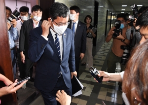 회의 중 급히 이동하는 김연철 통일부 장관