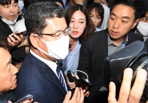 회의 중 급히 이동하는 김연철 통일부 장관