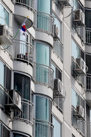 '빨간불 켜진 제헌절 태극기 게양'