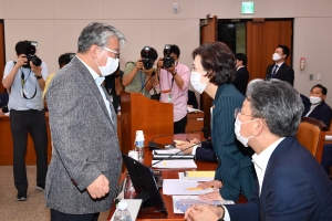 '업무보고는 언제?' 이틀째 기다리는 김현미 장관