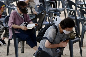 수능 100일 전, 기도하는 수험생 학부모들