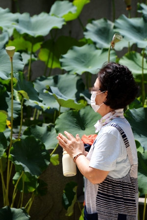 수능 100일 전, 기도하는 수험생 학부모들