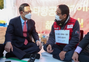 이스타항공 농성장 찾은 주호영