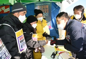 단식농성장 찾은 김제동