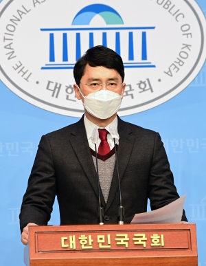 성폭행 의혹 기자회견하는 김병욱 의원