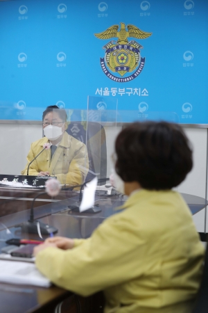 박범계 신임 법무부 장관, 첫 일정으로 동부구치소 방문