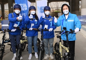 자전거 타고 유세하는 박영선