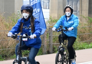 자전거 타고 유세하는 박영선