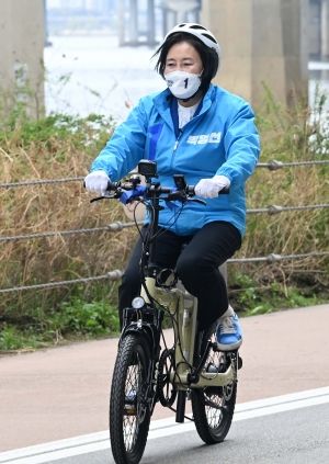 자전거 타고 유세하는 박영선