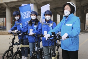 자전거 타고 유세하는 박영선