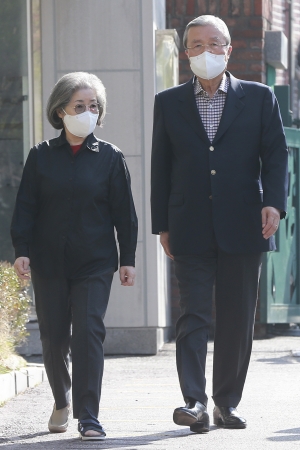 부인고 ㅏ투표하는 김종인
