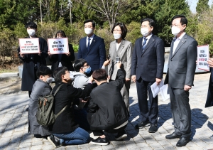 민주당 홍익대 고발 기자회견