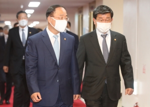 국무회의 참석하는 홍남기 총리직무대행과 전해철 장관