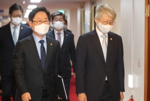 국무회의 참석하는 박범계 법무부 장관과 최기영 장관