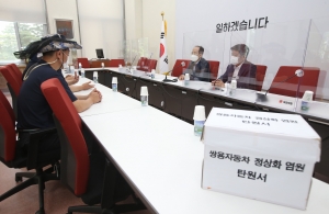 쌍용차 노조, 국회 찾아 '정상화 염원' 탄원서 제출