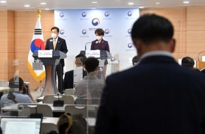 P4G 서울 정상회의 결과 브리핑하는 정의용-한정애 장관