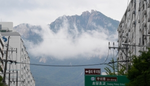 운무 내려앉은 북한산