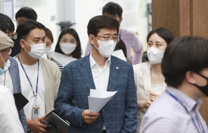 더불어민주당, 부동산 투기 의혹 12명 '탈당 권유'