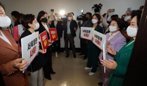 국방위원회 전체회의 참석한 서욱 국방부 장관