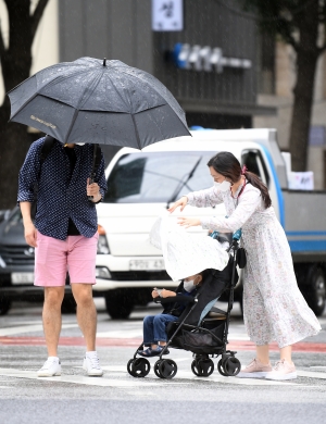 여름비 내리는 도심