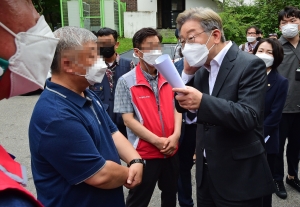 이재명, 사망한 서울대 청소 노동자 일터 방문