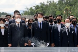 광주 국립5·18민주묘지 찾은 윤석열