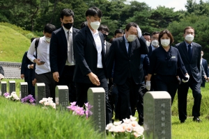 광주 국립5·18민주묘지 찾은 윤석열