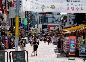 거리두기 4단게 첫 주말, 한산한 홍대거리와 찜통 더위