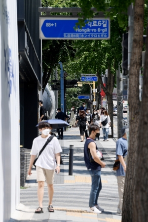 거리두기 4단게 첫 주말, 한산한 홍대거리와 찜통 더위