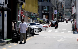 거리두기 4단게 첫 주말, 한산한 홍대거리와 찜통 더위