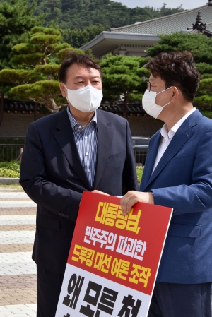 윤석열, 청와대 앞 1인시위하는 권성동 방문