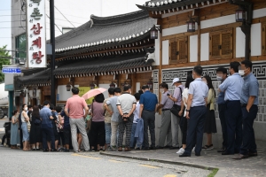 말복 맞아 분주한 삼계탕 음식점