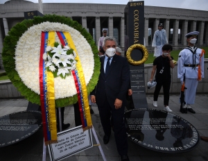 콜롬비아 대통령 전쟁기념관 방문