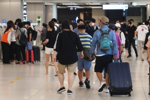 연휴 막바지 인파 몰린 김포공항