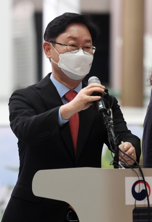 아프간 조력자 한국 이송 관련 브리핑 하는 박범계 장관