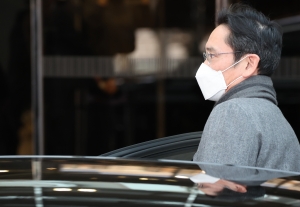 북미 출장 마치고 귀국하는 이재용 부회장