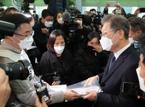 고 김용균 사진전 참석한 이재명