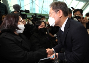 고 김용균 사진전 참석한 이재명