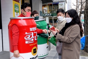 콜라맨 변신한 CEO, 노브랜드 '브랜드 콜라, 브랜드 사이다' 출시 기념 행사