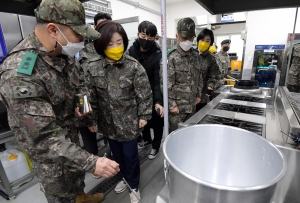 심상정, '더 좋은 병영식당' 현장 점검, 1사단 일월성대대 찾아