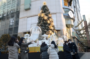 명동 성탄절 대목에도 텅 빈 점포