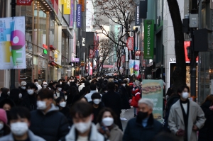 명동 성탄절 대목에도 텅 빈 점포