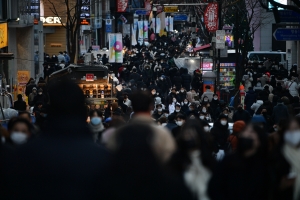 명동 성탄절 대목에도 텅 빈 점포