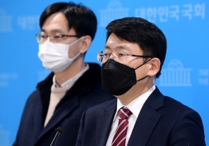 '방역패스 집행정지' 소송대리인단 기자회견