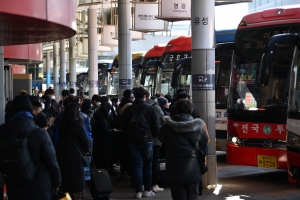 설 연휴 앞두고 붐비는 버스터미널